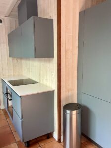 cuisine en laque mate bleue