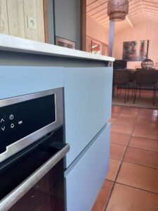 cuisine en laque mate bleue